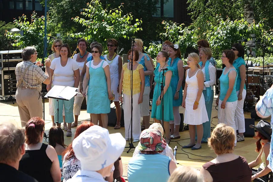 The Female Choir Aiolis was singing on Aurinkomäki stage.. Фото: Anneli Salo / CC BY-SA 3.0, via Wikimedia…