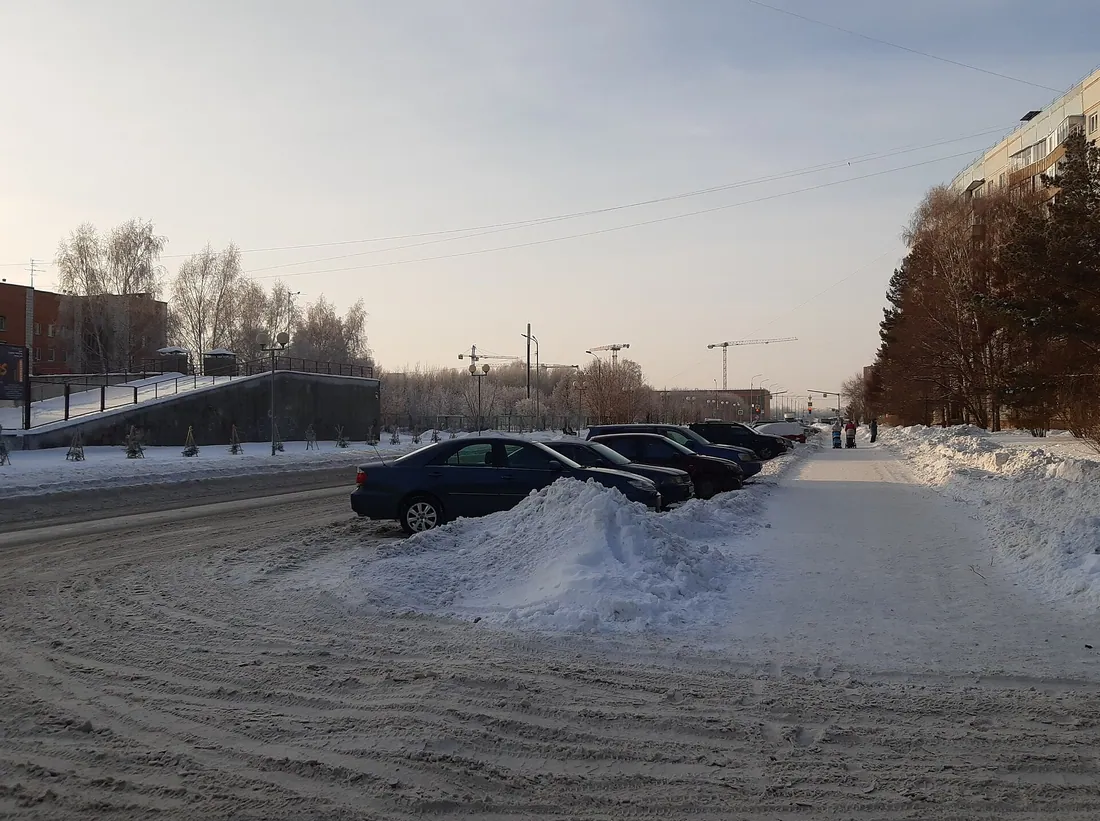 Дорога в Краснообске зимой. Фото: К.Артём.1 / CC BY-SA 4.0, via Wikimedia Commons