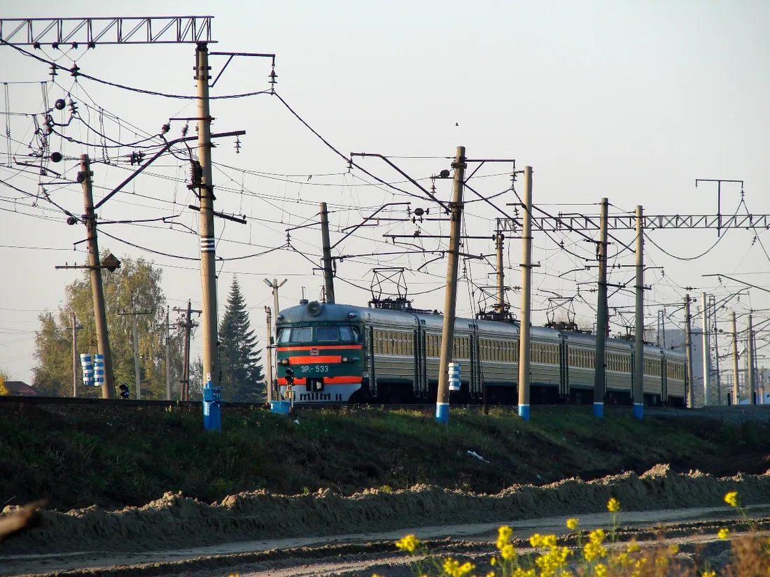 Транссиб, электропоезд ЭР2-533. Фото: Pavel Nikolaev / CC BY 3.0, via Wikimedia Commons