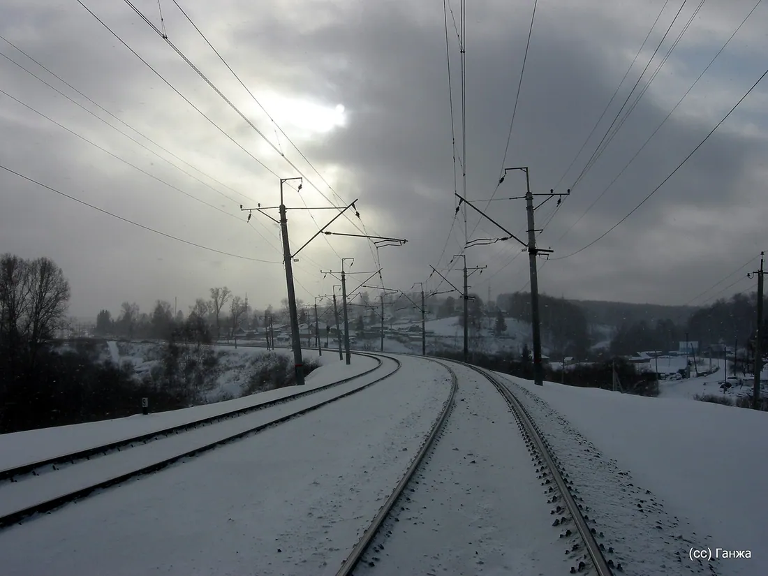 Railroad tracks near Gusinyy Brod.. Фото: Ганжа Константин / CC BY-SA 4.0, via Wikimedia Commons