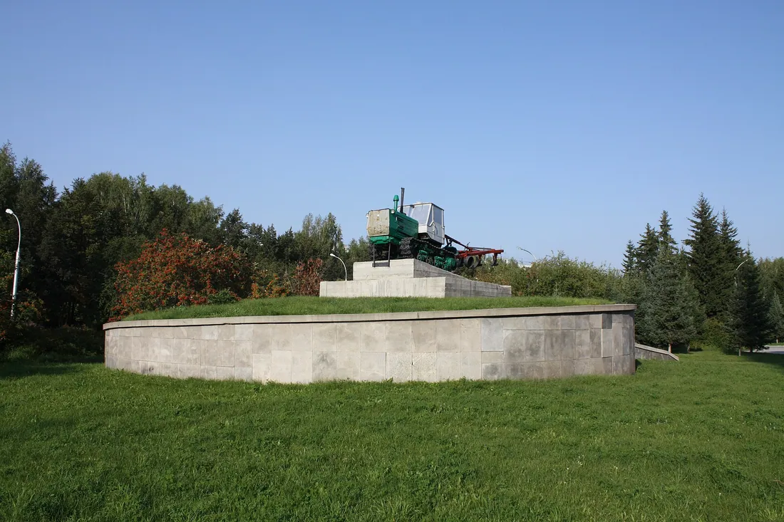 Памятник трактору Т-150 в Краснообске. Фото: К.Артём.1 / CC BY-SA 4.0, via Wikimedia Commons