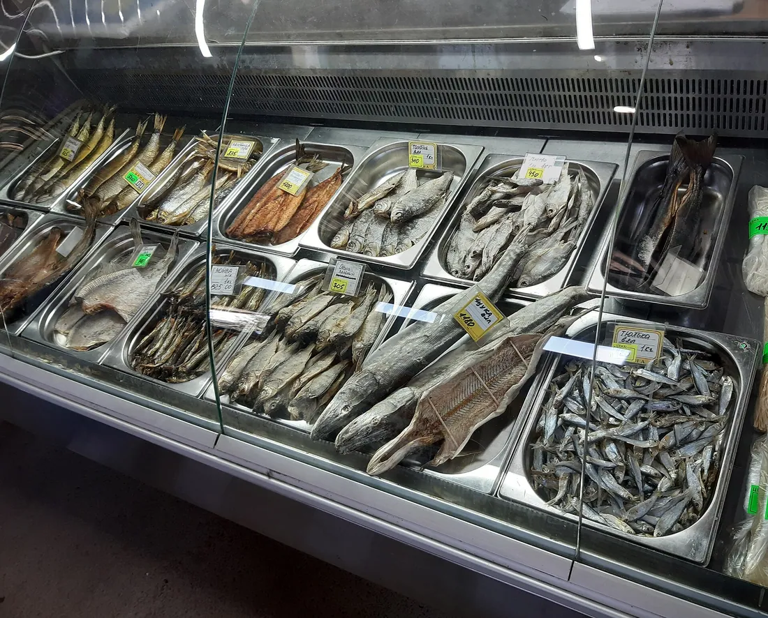 Dried fish in food shop, Novosibirsky District, Novosibirsk Oblast.. Фото: К.Артём.1 / CC BY-SA 4.0, via…