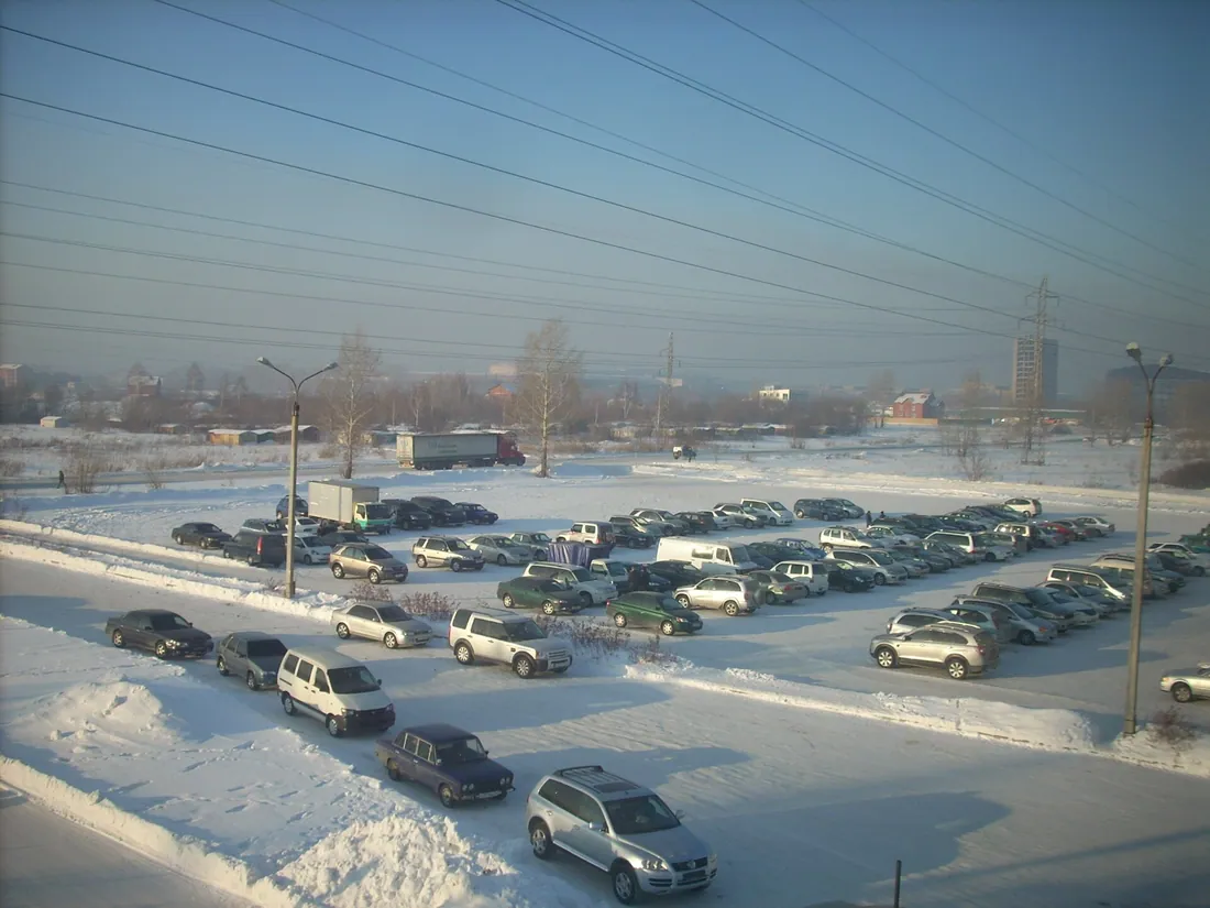 Стоянка перед МРЭО ГИБДД. Фото: Laplas Ilya / CC BY 3.0, via Wikimedia Commons