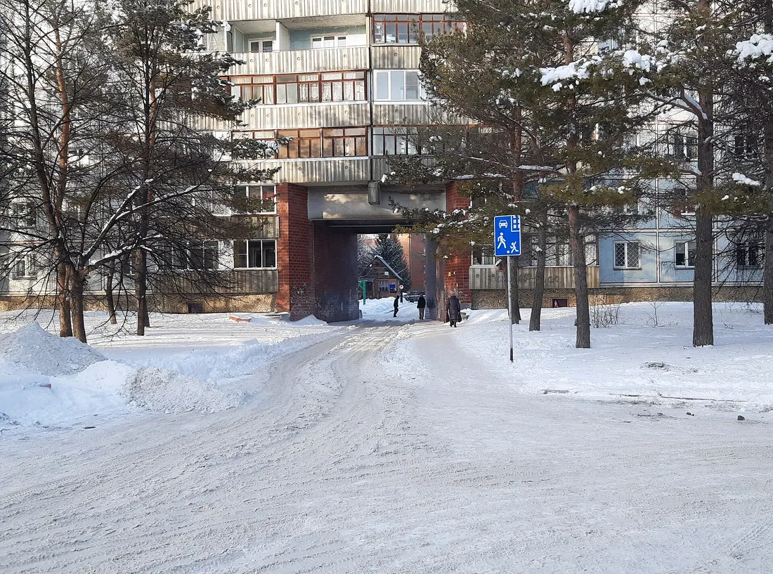 Краснообск, вход в здание. Фото: К.Артём.1 / CC BY-SA 4.0, via Wikimedia Commons