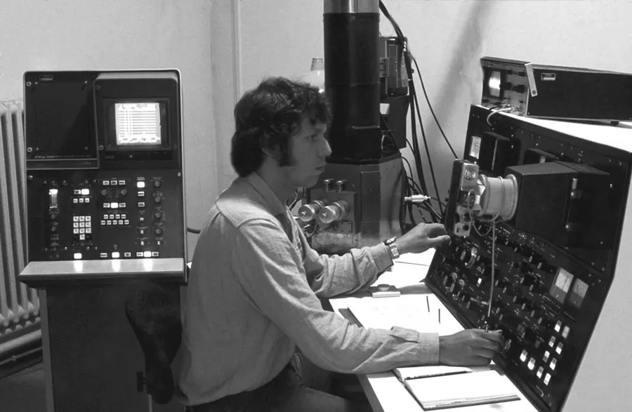 Scanning electron microscope (SEM) at the Geological-Palaeontological Institute (GIK) of…