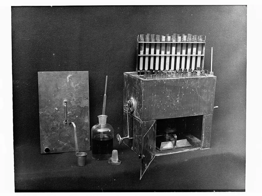 Agricultural laboratory testing machine(GN13305). Фото: State Government Photographer / CC0, via Wikimedia…