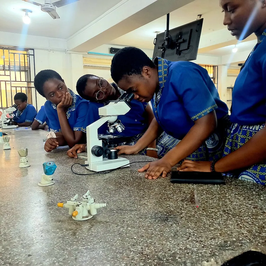 Students using a microscope. Фото: Asamoah Daniel Kwame Oware / CC0, via Wikimedia Commons