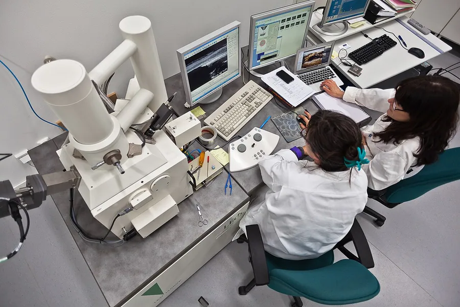 Two analysts using the SEM-microscope at Riksantikvarieämbetet's laboratory in Visby. Фото: Pelle Sten…