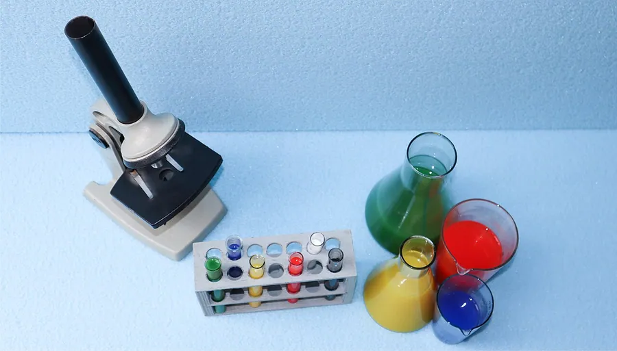Laboratory equipment of modern chemistry classroom: microscope and laboratory glassware. Фото: Belikov Maxim…