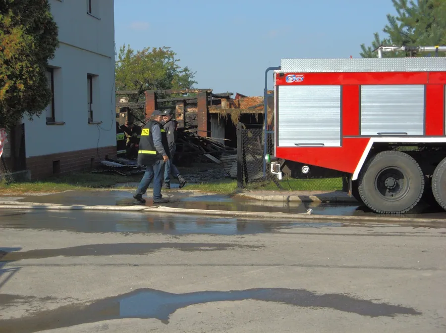 A fire engine of OSP Buczkowice, a firefighter and a police officer.. Фото: Arek Olek from Poland / CC BY-SA…