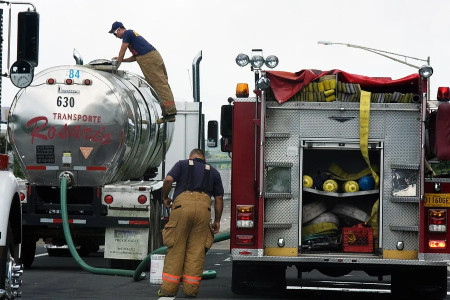 Cataño, PR, October 25, 2009 -- Firefighters verifying water supply. Yuisa Rios/FEMA. Фото: Yuisa Rios /…