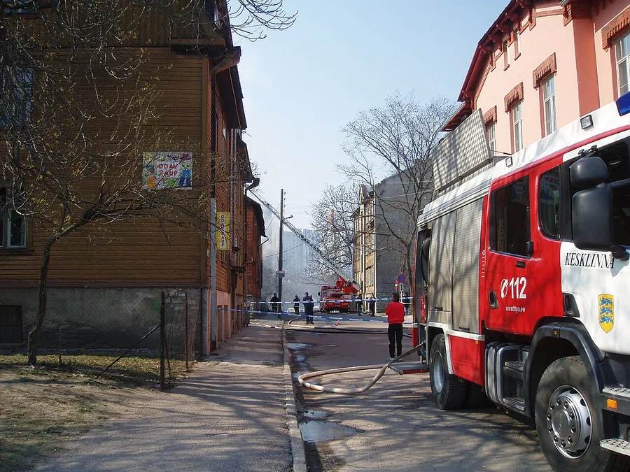 Firefighters battling a fire at a wooden house, Mardi tänav, Keldrimäe, Tallinn 1 May 2006. Фото: Pjotr…