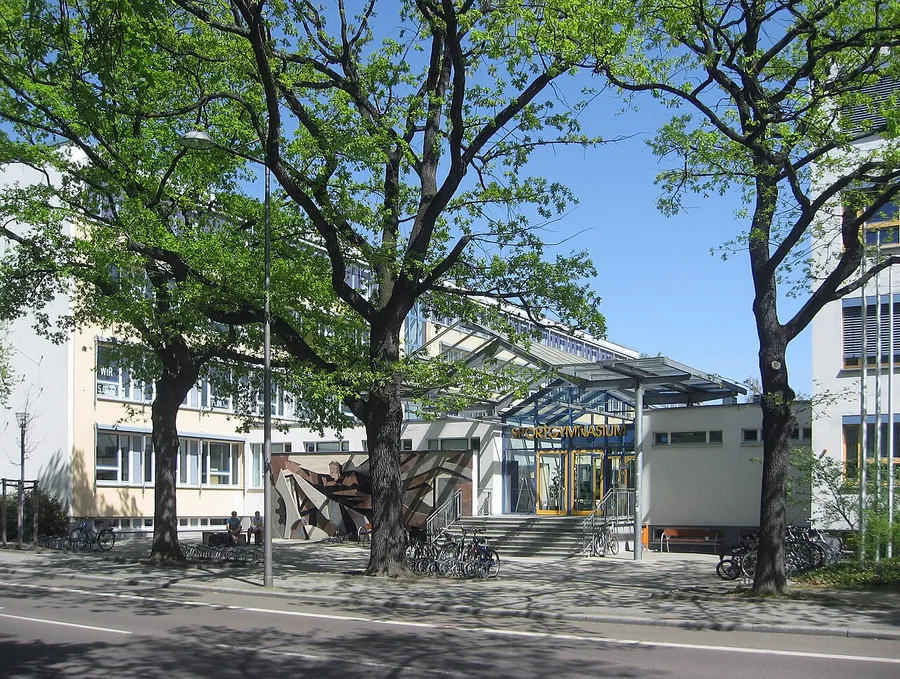 Landesgymnasium für Sport Leipzig, Eingang. Фото: Lumu ( talk ) / CC BY-SA 3.0, via Wikimedia Commons