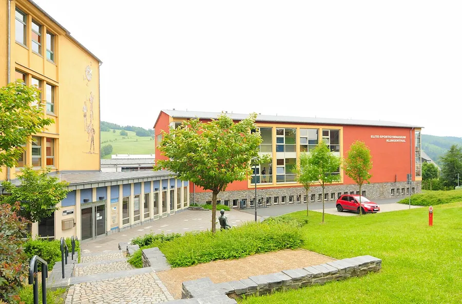 Klingenthal: Sportgymnasium, Amtsberg 20 (Vogtlandkreis, Freistaat Sachsen, Deutschland). Фото: Lysippos / CC…
