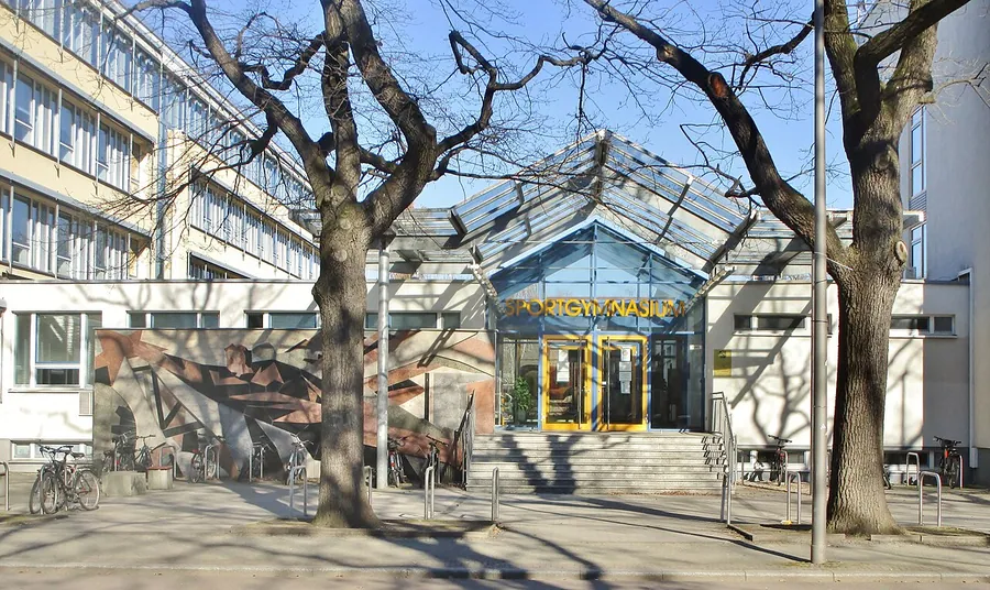 Landesgymnasium für Sport Leipzig, Eingang an der Marschnerstraße. Links befindet sich ein Mosaik von Arno…