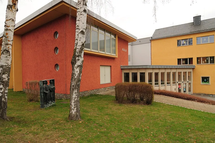 Klingenthal: Aula am Sportgymnasium, Amtsberg 20 (Vogtlandkreis, Freistaat Sachsen, Deutschland). Фото…