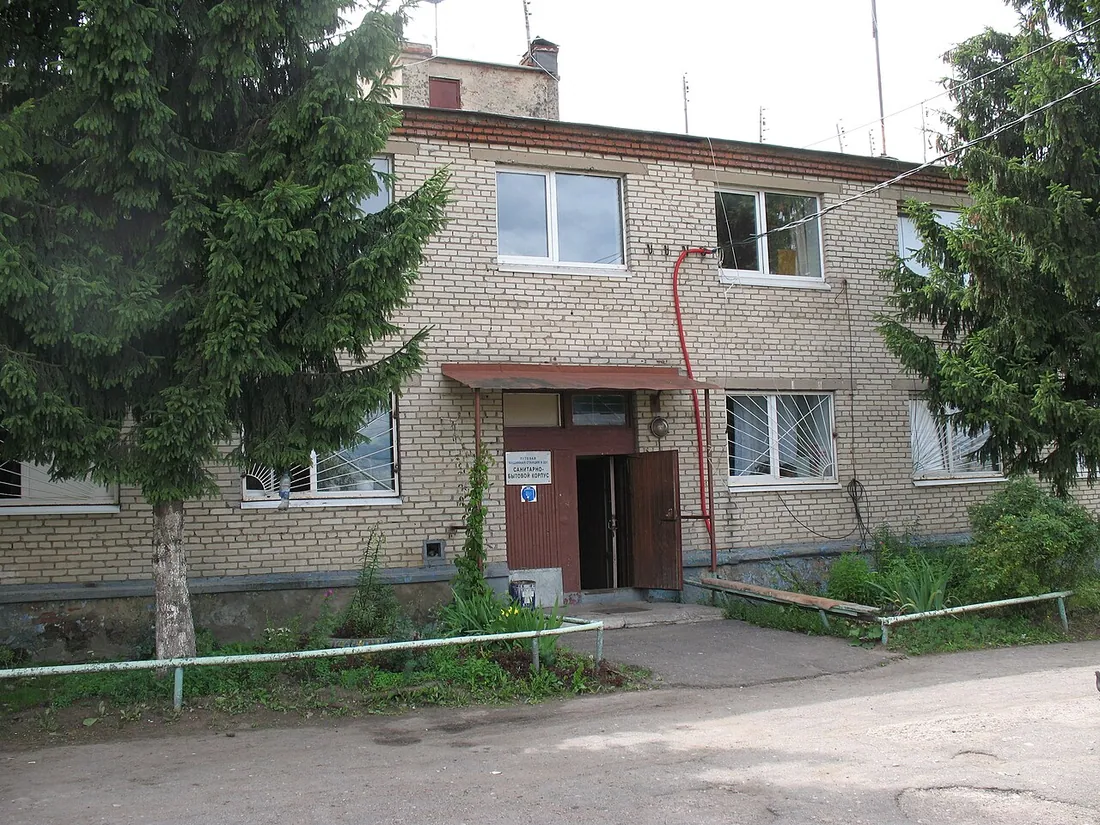 Посёлок Киевский.Старое здание поликлиники. Вход. Фото: MUR / CC BY-SA 3.0, via Wikimedia Commons