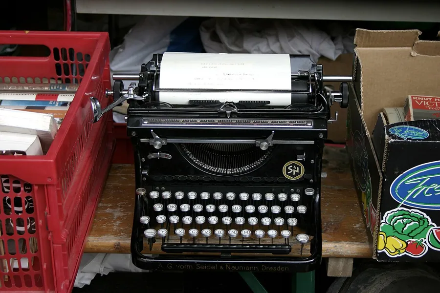 Old typewriter. Фото: Nino Barbieri / CC BY 2.5, via Wikimedia Commons