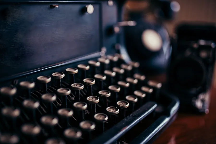 Old typewriter analog keyboard closeup. Фото: Shixart1985 / CC BY 2.0, via Wikimedia Commons