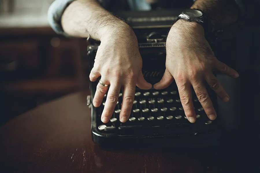Hands on an old typewriter closeup.. Фото: Shixart1985 / CC BY 2.0, via Wikimedia Commons