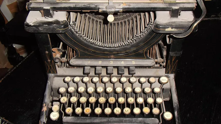 A dusty old typewriter. Фото: oatsy40 / CC BY 2.0, via Wikimedia Commons