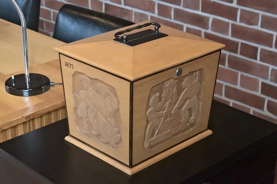 Ballot box in the council chamber of Säynätsalo Town Hall in Jyväskylä, Finland. Фото: Antti Leppänen / CC BY…