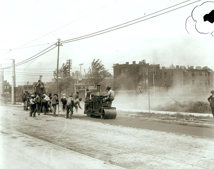 Title: Road crews paving asphalt on Euclid Avenue near Euclid Place.. Фото: Unknown author Unknown author /…